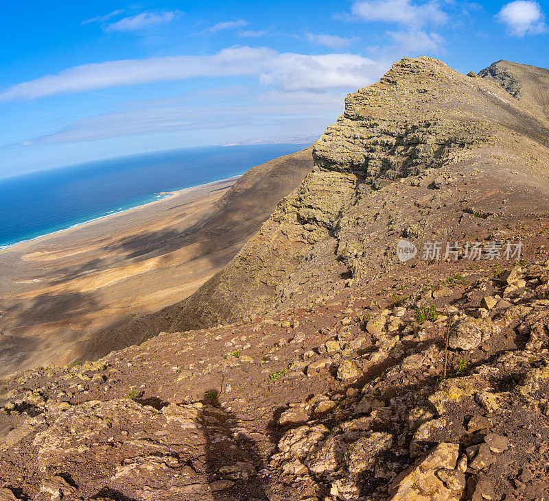 Jandía自然公园阳光明媚的一天，Fuerteventura -从morro Jable Summit Up